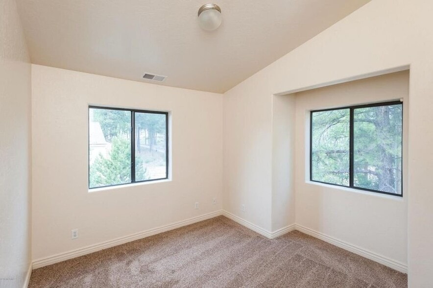Building Photo - 1379 E Scarlet Dr