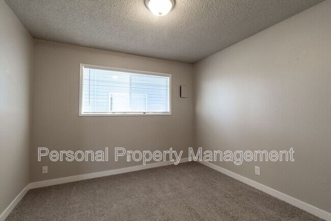 Building Photo - 1002 NE 86th St