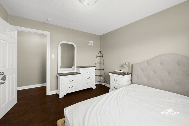 Building Photo - Move-In Ready and Fully Furnished in Skokie