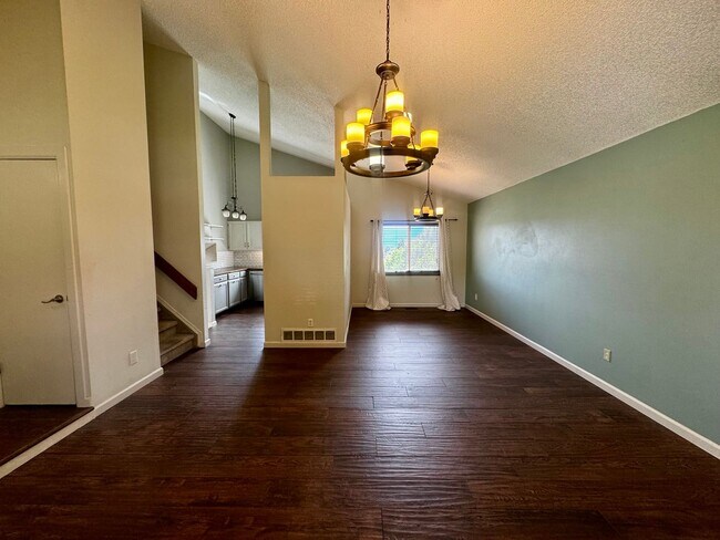 Building Photo - 3 Bedroom Tri-level in Briargate
