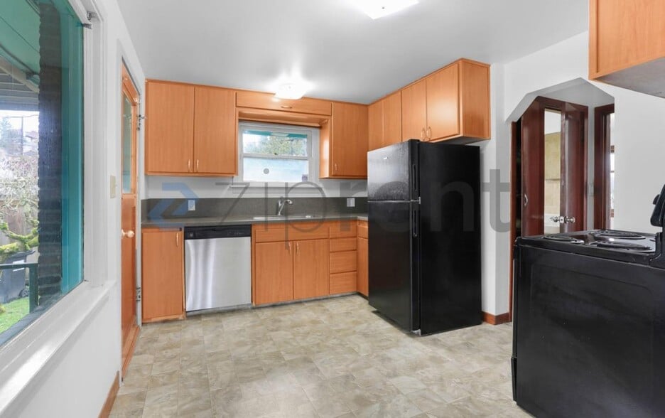 Building Photo - 1920 S Bayview St