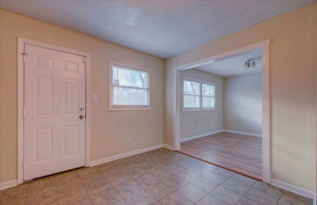 Building Photo - Newly Renovated 3 Bedroom Home! MOVE IN SP...