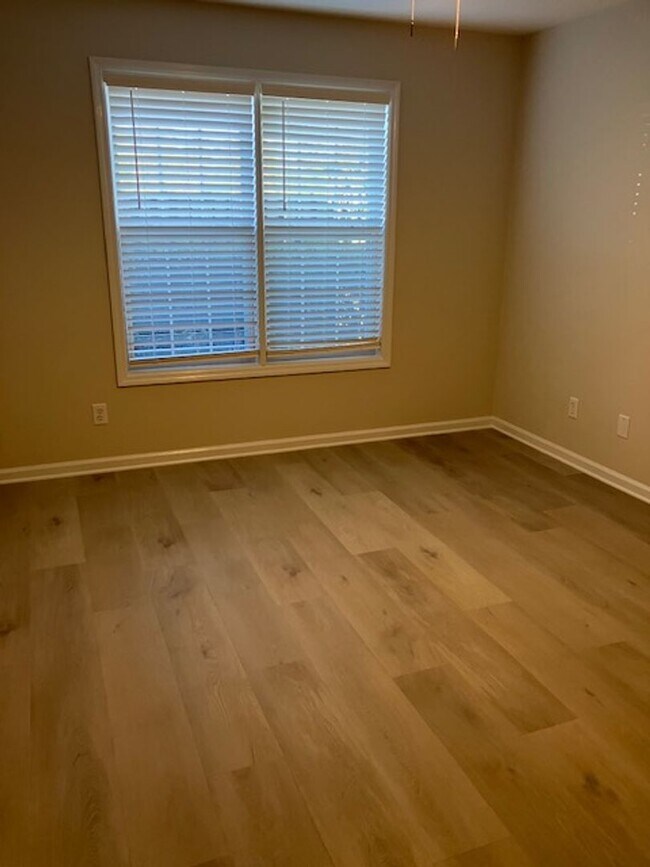 Building Photo - 908-C