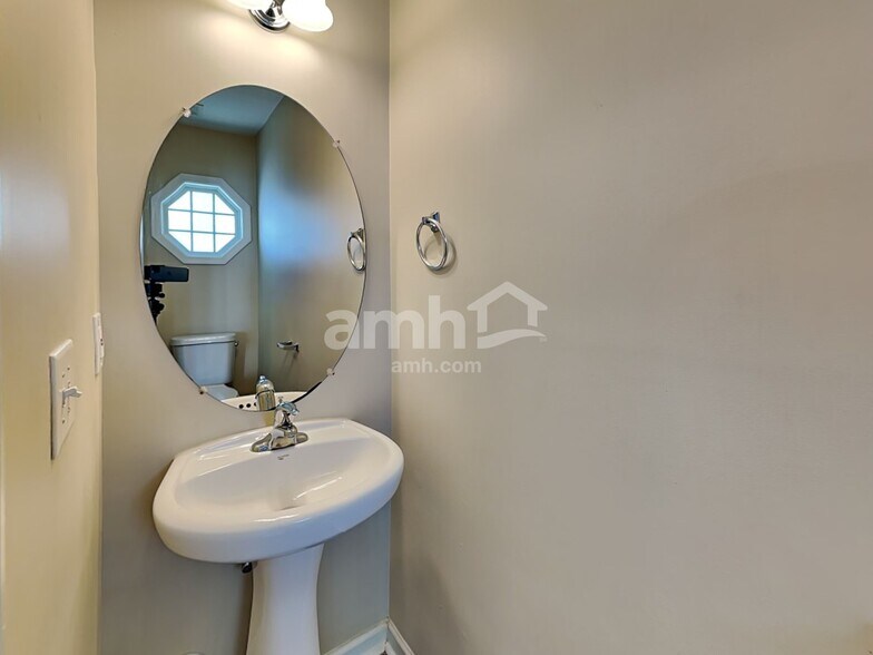 Building Photo - 1419 Infinity Ln