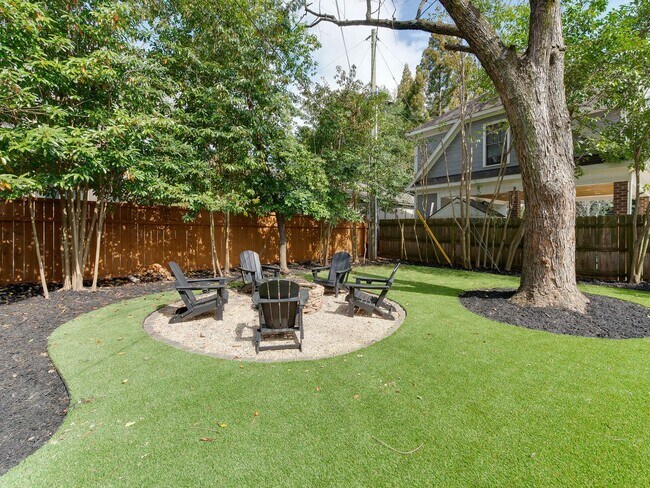 Building Photo - 3221 Sunset Dr