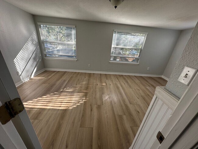 Building Photo - 5 bedroom, 2 bath, detached bonus room w/b...