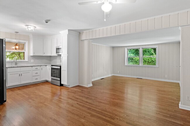 Building Photo - Introducing a newly renovated 3 bedroom, 2...