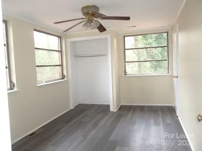 Building Photo - 5511 Wedgewood Dr