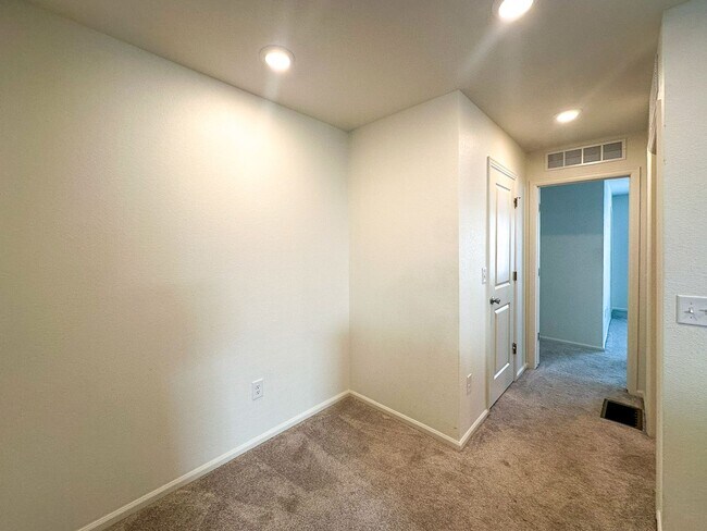 Building Photo - Painted Prairie 3bd 2.5ba paired house by DIA!