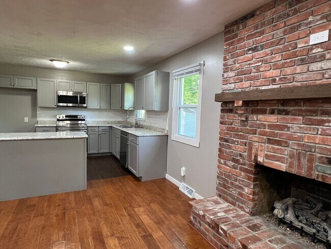 Building Photo - Recently Remodeled 3 Bed / 2 Bath near Mercy Hospital