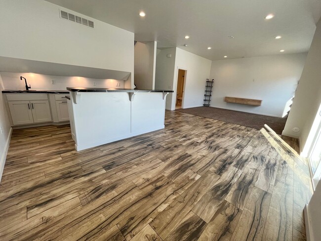 Building Photo - 4 Bed/3.5 Bath with 4 Stall Heated Garage!