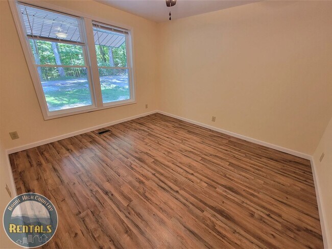 Building Photo - 733 Forest Hills Dr