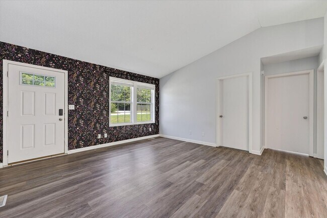 Building Photo - 727 Acorn Dr