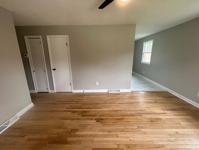 Building Photo - 210 Cabin Creek Blvd