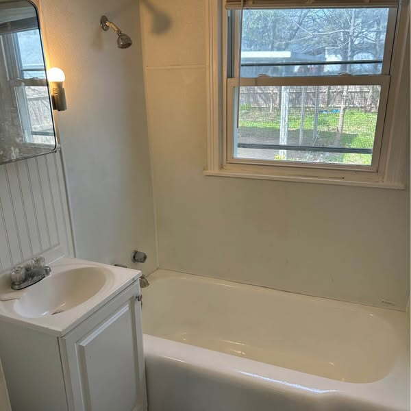 Building Photo - Nice 2 Bedroom 1 Bath Single Family on a Q...