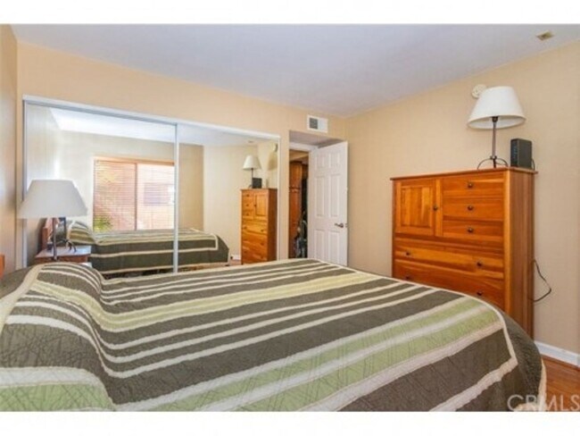 Building Photo - RB 1 Br 1 Bath Granite Kitchen Luxury Condo $2400 Avail July 1st