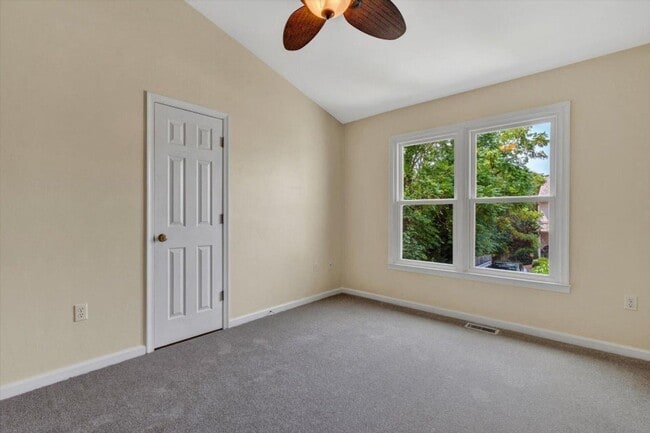 Building Photo - Spacious Roanoke County Townhouse