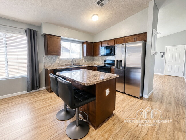 Building Photo - 4-bedroom, 2-bathroom home in Desert Sands