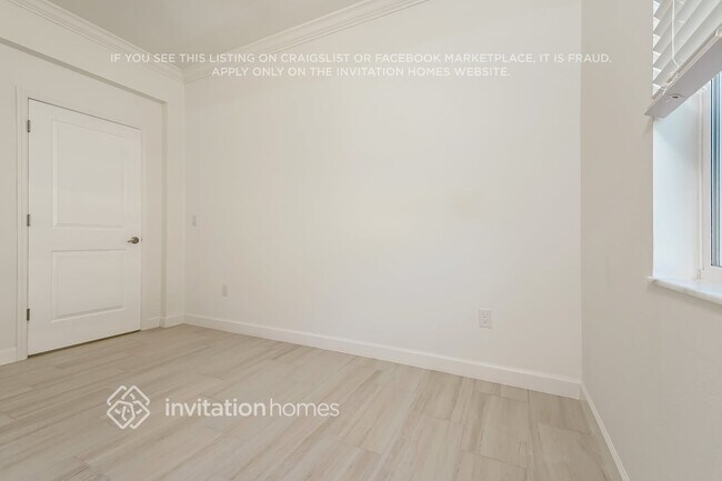 Building Photo - 14326 17 Ct E