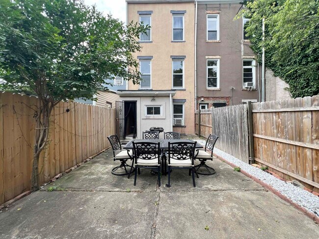 Building Photo - 148 Webster Ave
