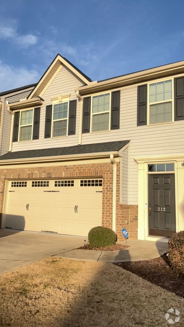 Building Photo - A Beautiful 3 bedroom townhome in Greer 29...