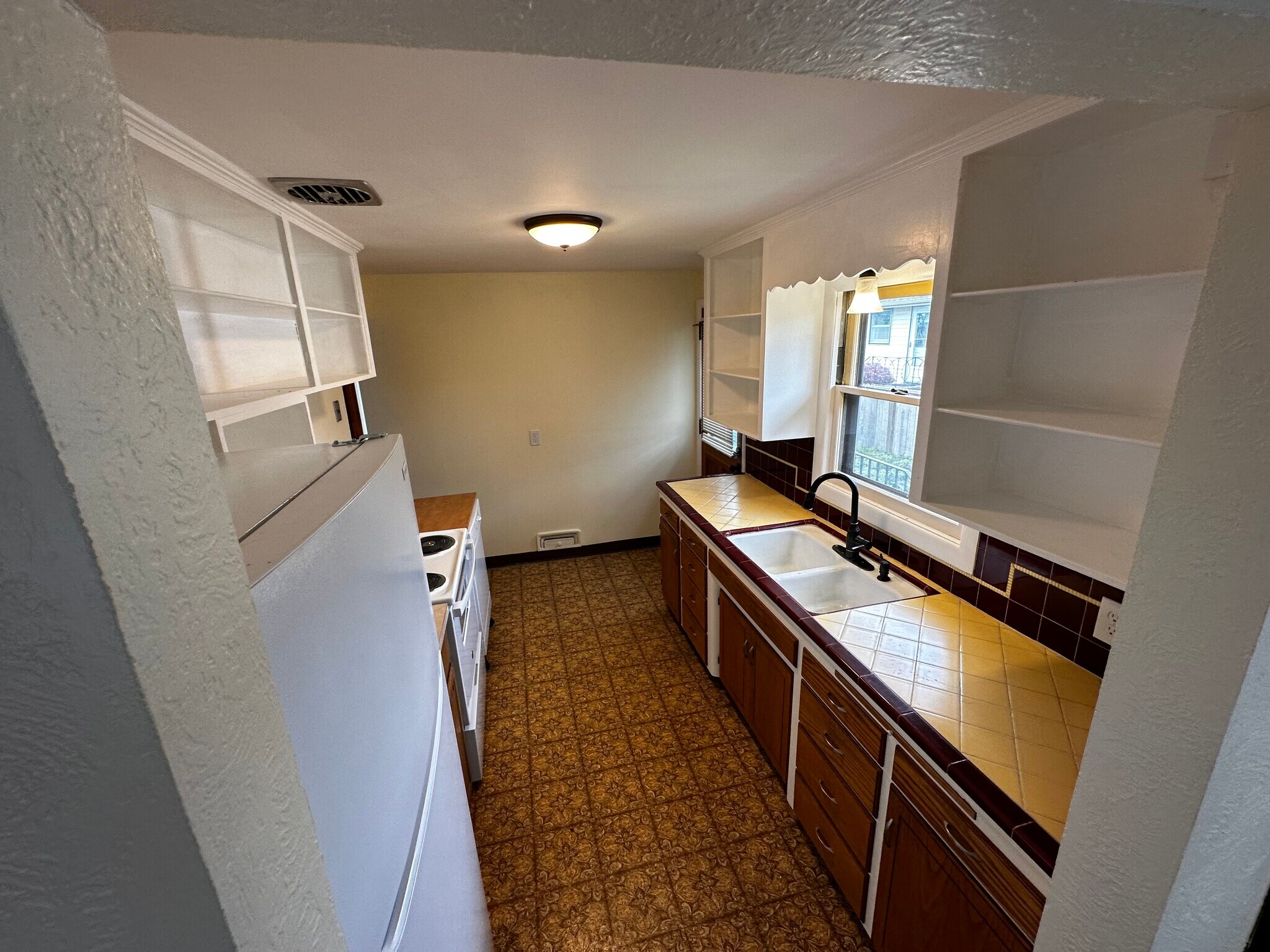 Kitchen - 2344 N Winnifred St