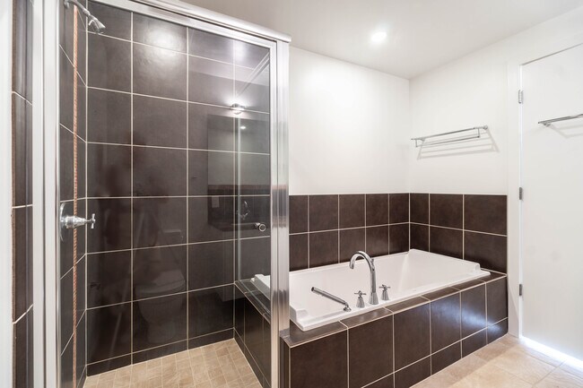 Master Bath - 410 Acoma St