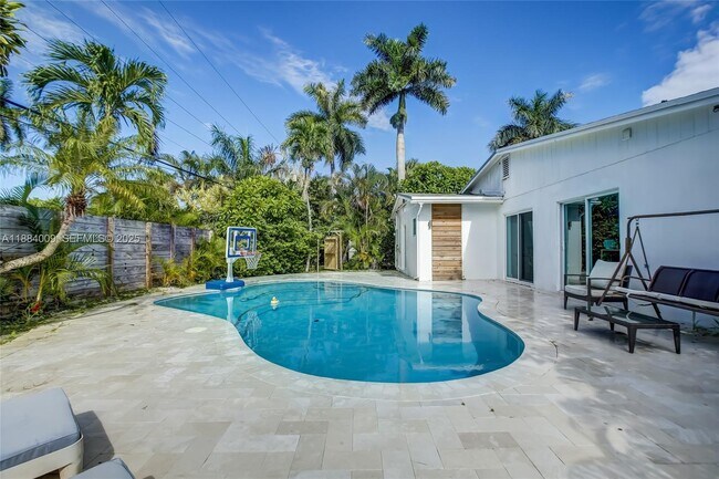 Building Photo - 2601 NE 11th Ct