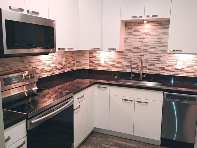 Building Photo - 12 NE 19th Ct