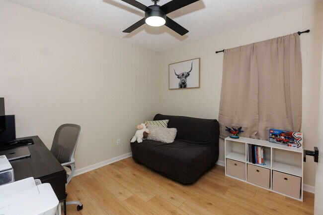 Building Photo - Beautifully updated 3 bedroom 2 bath home in Orange Park .