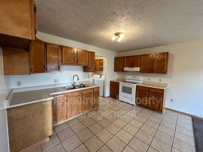 Building Photo - 214 Woodsview Dr