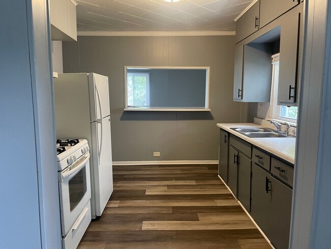 Building Photo - Three Bedroom Single Family Located Near D...