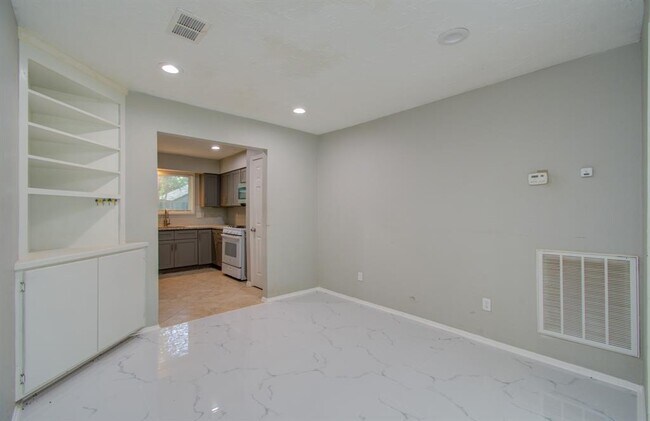Building Photo - 326 Fair Oak Dr