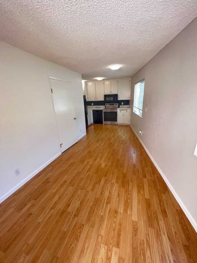 Building Photo - One Bedroom Condo Across From USD