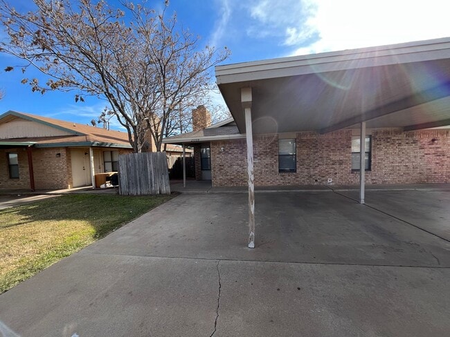 Building Photo - Cute Duplex