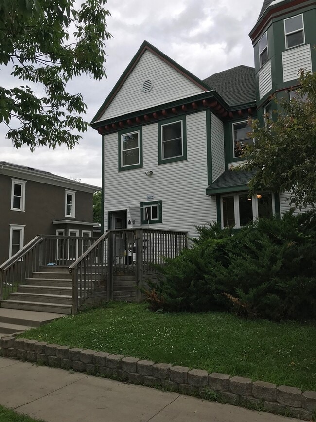 Building Photo - Spacious Studio for rent near Downtown Sioux Falls!