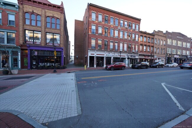 Building Photo - 94 Washington St