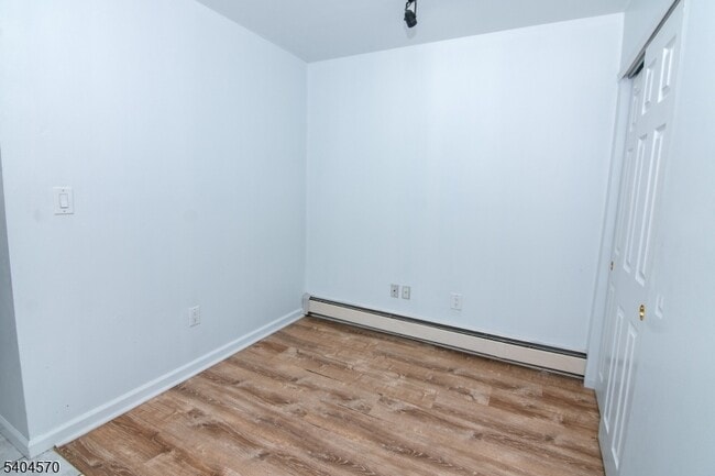 Building Photo - 220 E Broad St