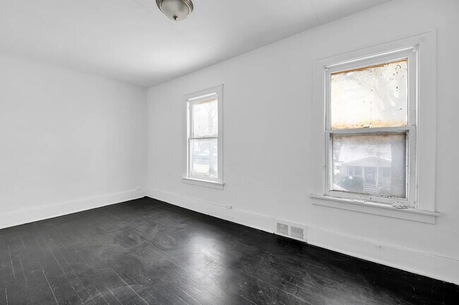 Building Photo - Charming 3-Bedroom Gem in Detroit