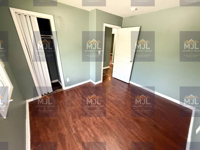 Building Photo - Spacious 3 Bedroom / 1 Bath Apartment in Sugar Creek *Ready Now*