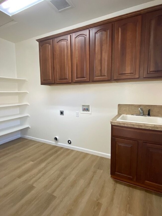 Building Photo - Avail by July 7th - Single level home in L...