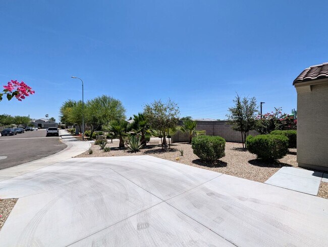 Building Photo - 6952 W Golden Ln