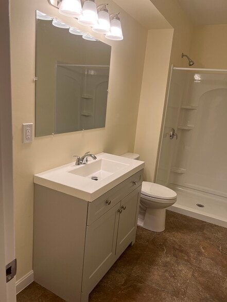 Modern bathroom - 682 Tyler St