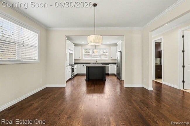 Building Photo - 714 E University Ave