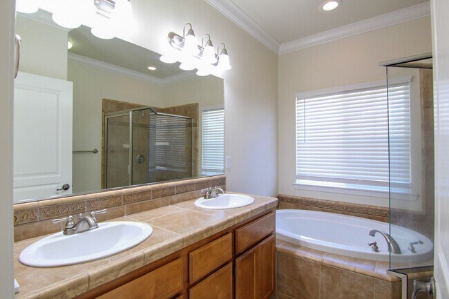 Building Photo - 4 Bedroom Mary Lake Home on Cul-De-Sac