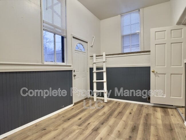 Building Photo - 325 E Washington St