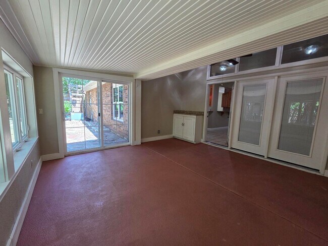 Building Photo - FOR LEASE!! Great location!