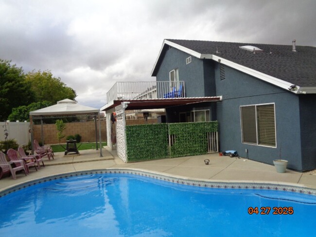 Building Photo - East Lancaster Pool Home