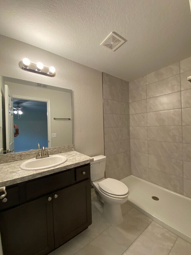 Building Photo - Custom Home - Desirable SE Ocala Neighborh...