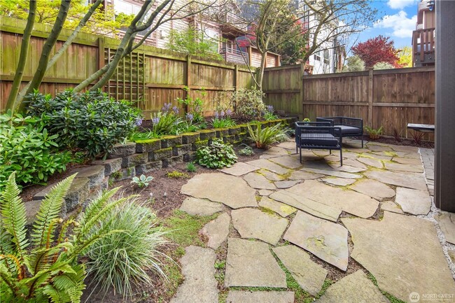 Building Photo - Downtown Ballard 3 bd 2.5 bath townhome in Great School district and minutes to Ballard Locks